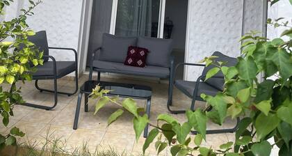 Bel appt lumineux avec jardin, terrasse et piscines
