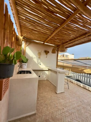 Terrace/patio - The Connected Riad: Remote Work in the Sun, a Giant Rooftop, & Professional Wi-Fi (Marrakech)