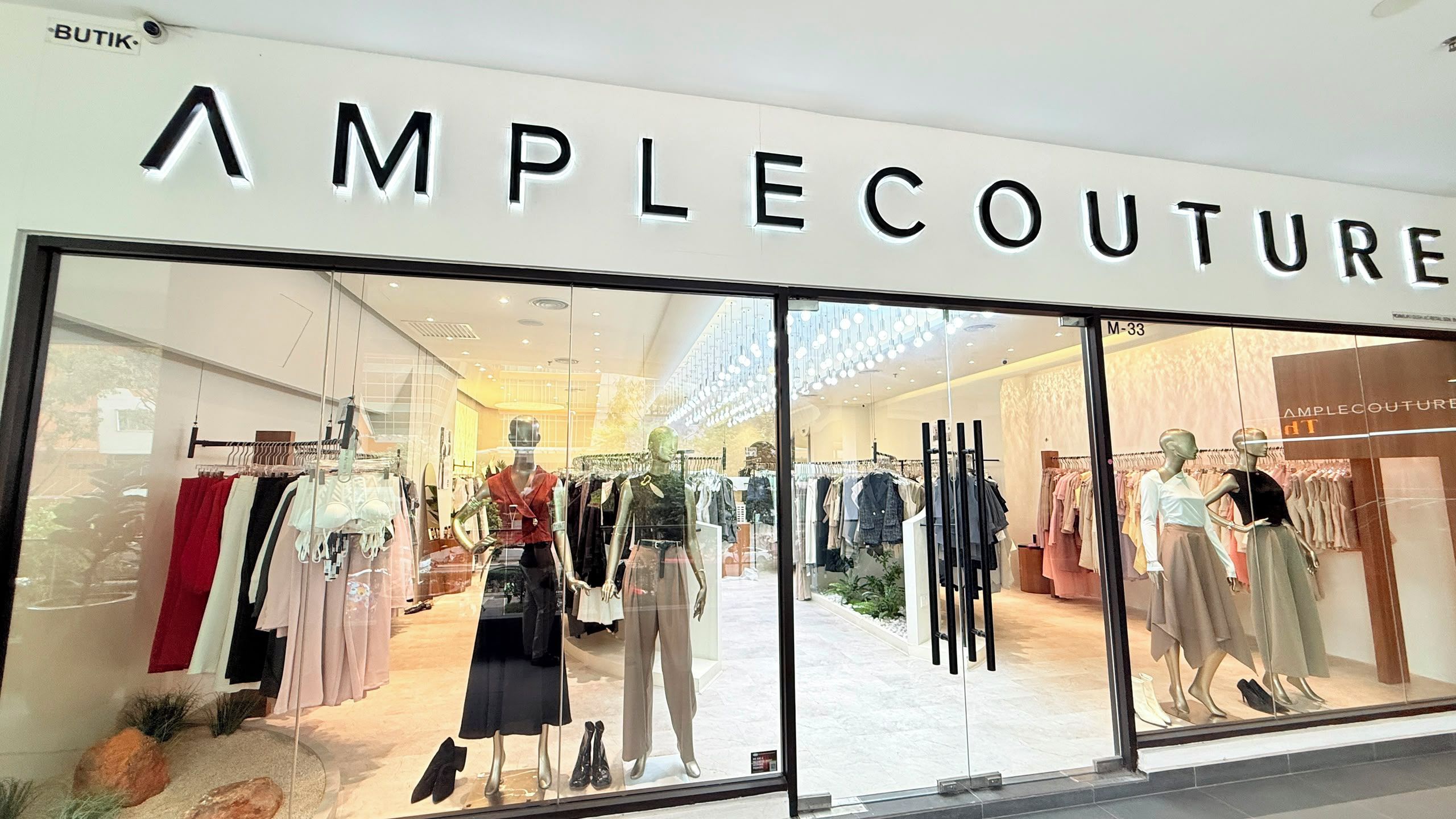 Un escaparate con maniquíes mostrando ropa.