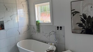 Sèche-cheveux, serviettes fournies, savon, shampoing