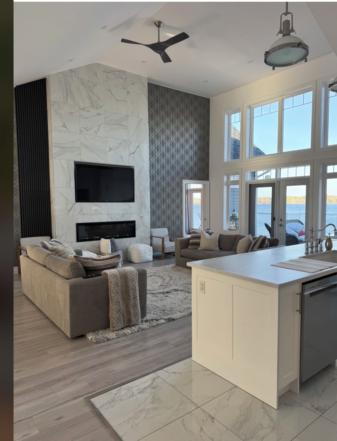 Una sala de estar moderna con chimenea, sofá y televisor.