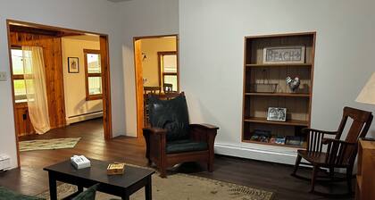 Charming 2-bedroom renovated farm house in Bear Lake perfect for your getaway