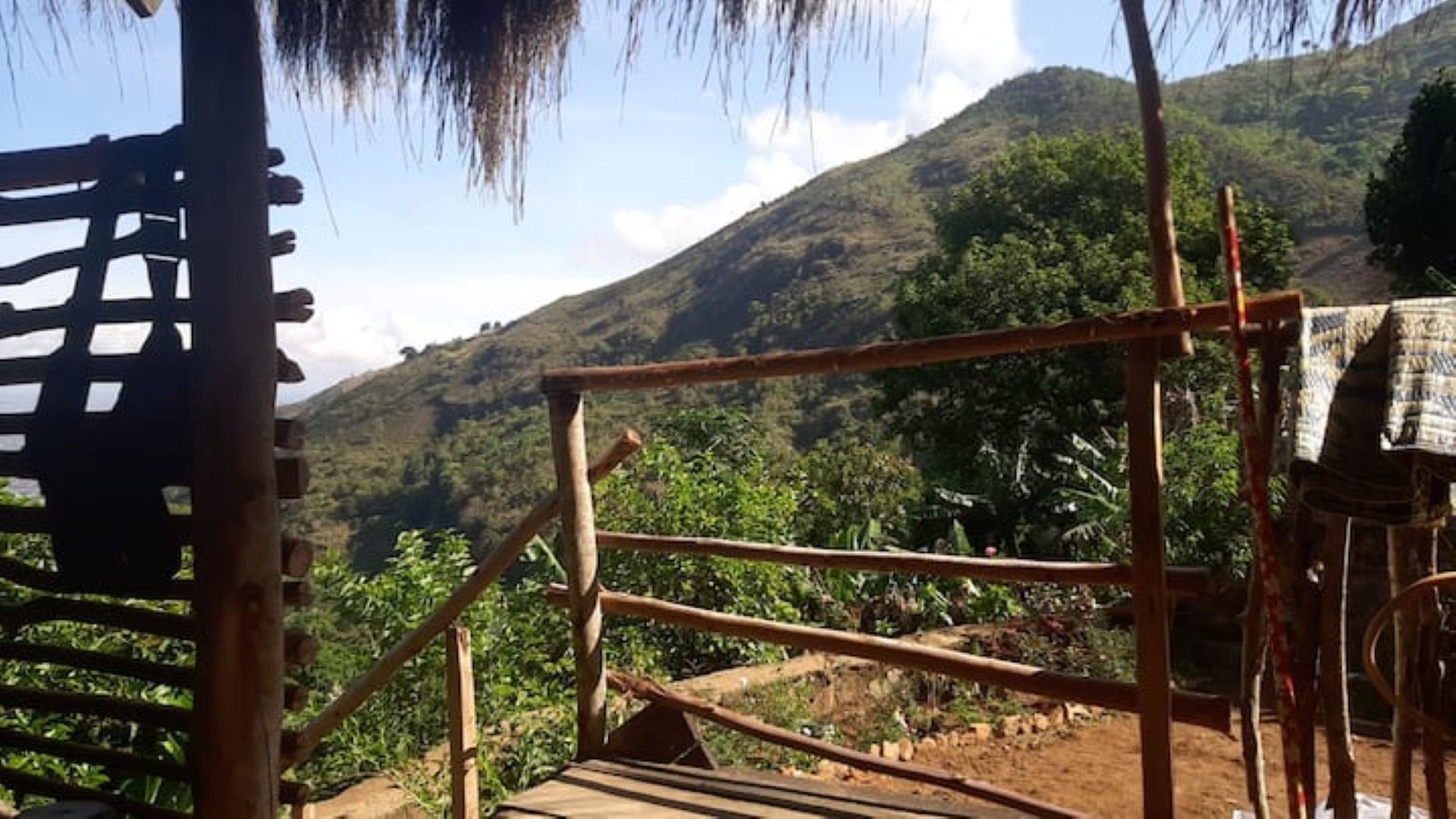 Une construction rustique en bois offrant une vue sur un paysage montagneux.