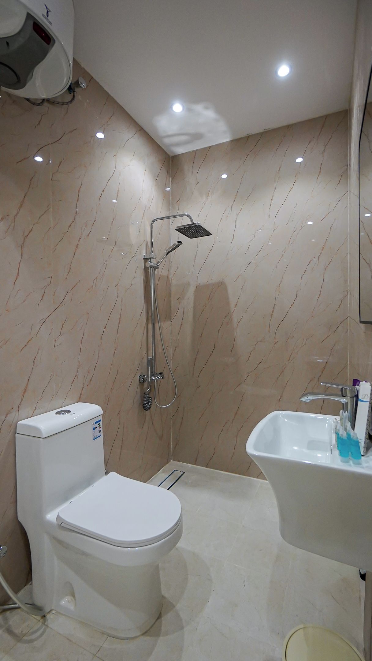 Douche, savon, papier toilette