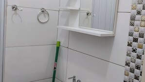 Suihku, hiustenkuivaaja, pyyhkeet, vessapaperi