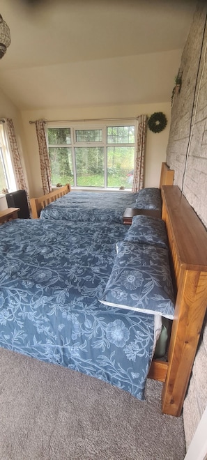 Unclassified image, 3 of 13, button - Greystones nawab E sleeps 5 in peak park. Derbyshire dales. Buxton (Flagg)