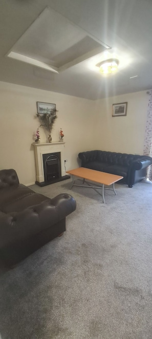 Unclassified image, 5 of 13, button - Greystones nawab E sleeps 5 in peak park. Derbyshire dales. Buxton (Flagg)