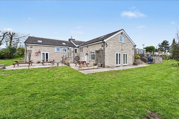 Unclassified image, 1 of 13, button - Greystones nawab E sleeps 5 in peak park. Derbyshire dales. Buxton (Flagg)