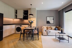 Eine moderne Küche mit Essbereich, einer Couch und einem Couchtisch.