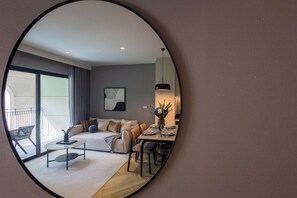 Ein stilvolles Wohnzimmer mit Sofa, Couchtisch und Essbereich.