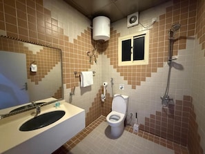 Ein Badezimmer mit Waschbecken, Toilette und Dusche.