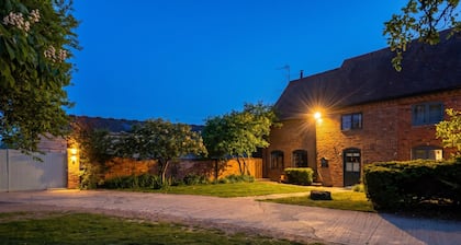 Log-Fire Barn Cottage for 4 with Parking · Welford-on-Avon near Stratford