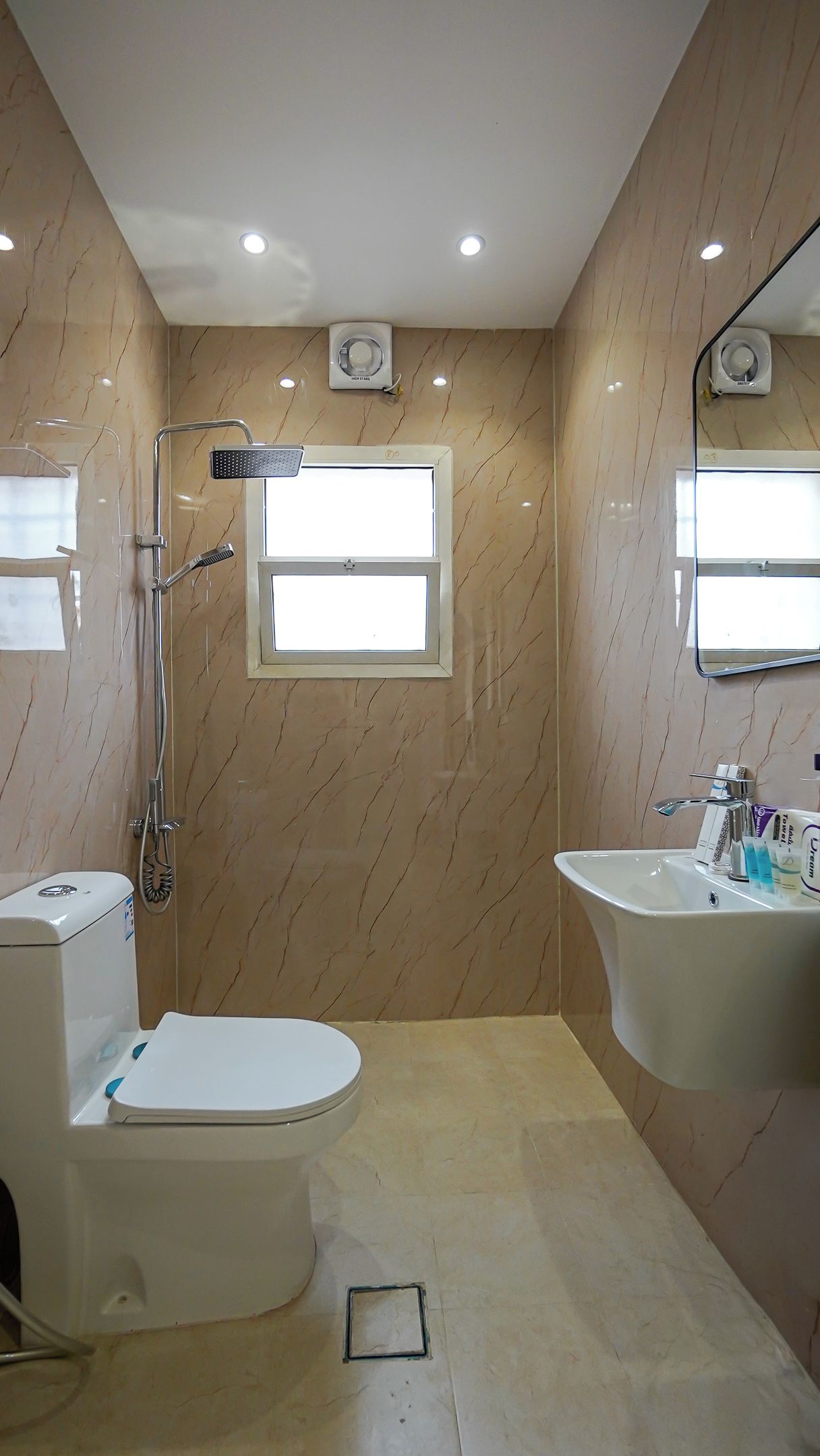 Douche, savon, papier toilette