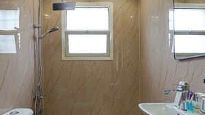 Un baño con inodoro, bidé y lavamanos.