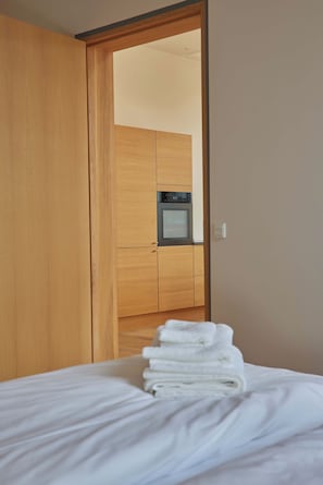 Ein Hotelzimmer mit einem Bett, einem Holzschrank und einer Küchenzeile.