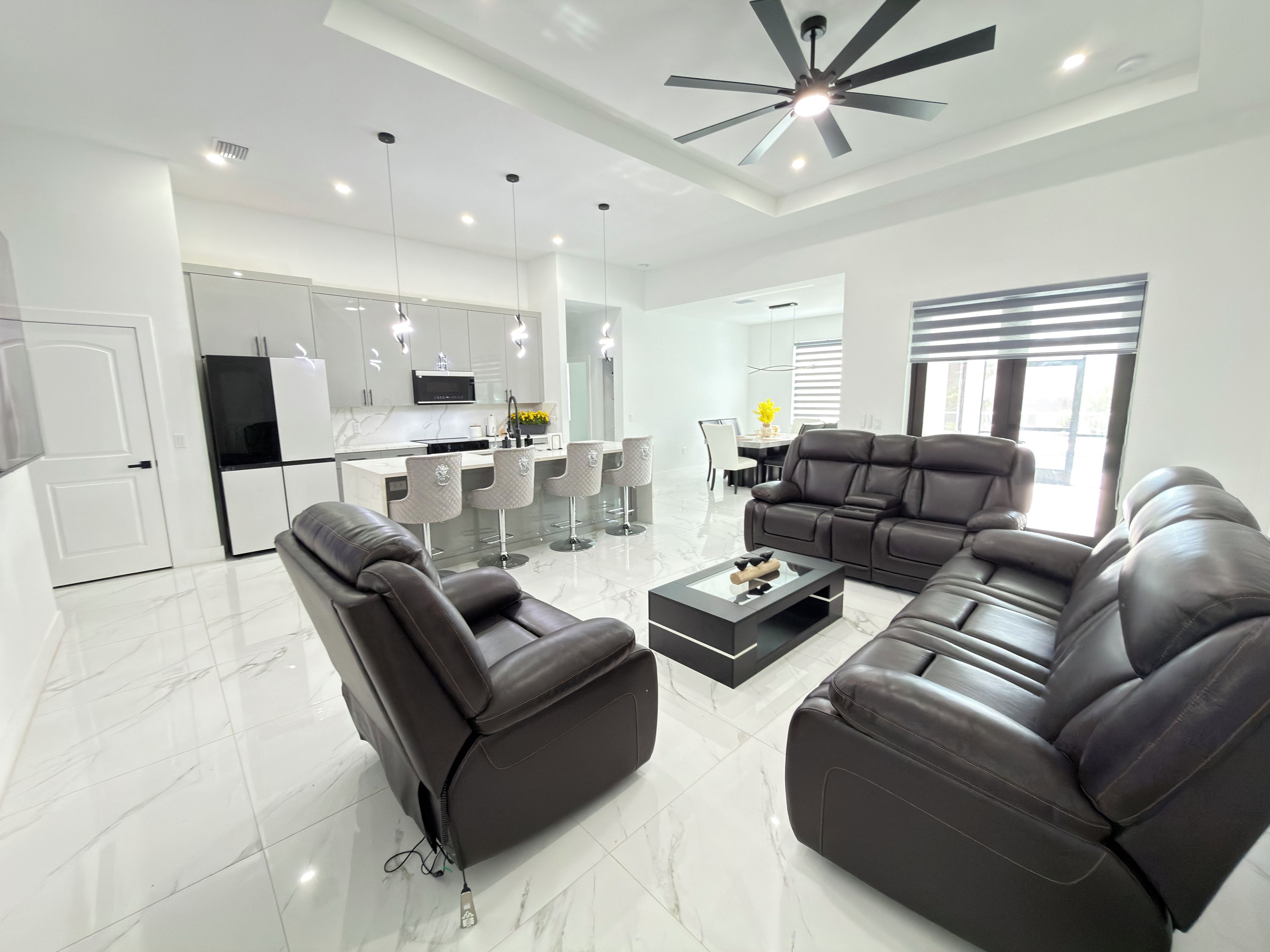Een moderne woonkamer met een modulaire bank, een fauteuil en een salontafel.