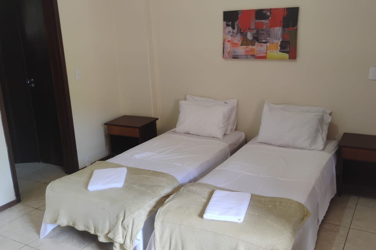 Comfort-Zweibettzimmer | Schreibtisch, laptopgeeigneter Arbeitsplatz, Bügeleisen/Bügelbrett