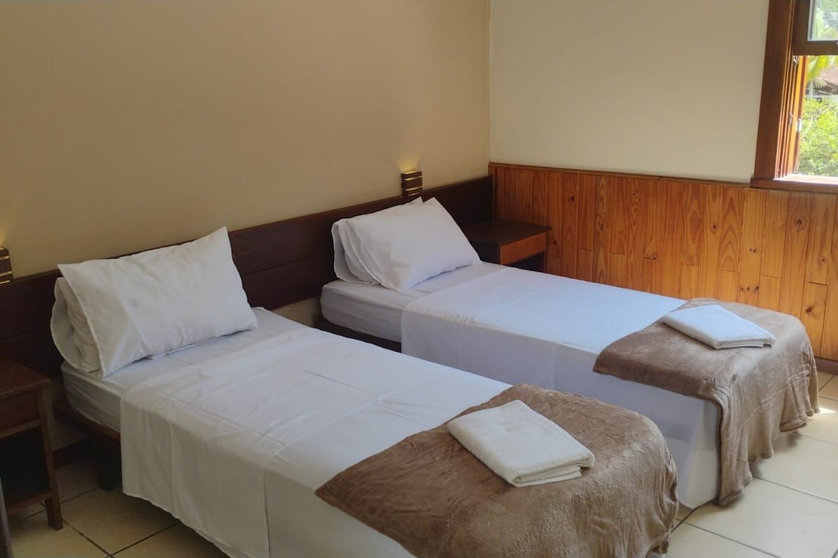 Comfort-Zweibettzimmer | Schreibtisch, laptopgeeigneter Arbeitsplatz, Bügeleisen/Bügelbrett
