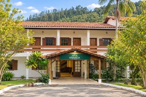 Un edificio de dos plantas con un letrero que dice 'ESTANCIA DA SERRA'.