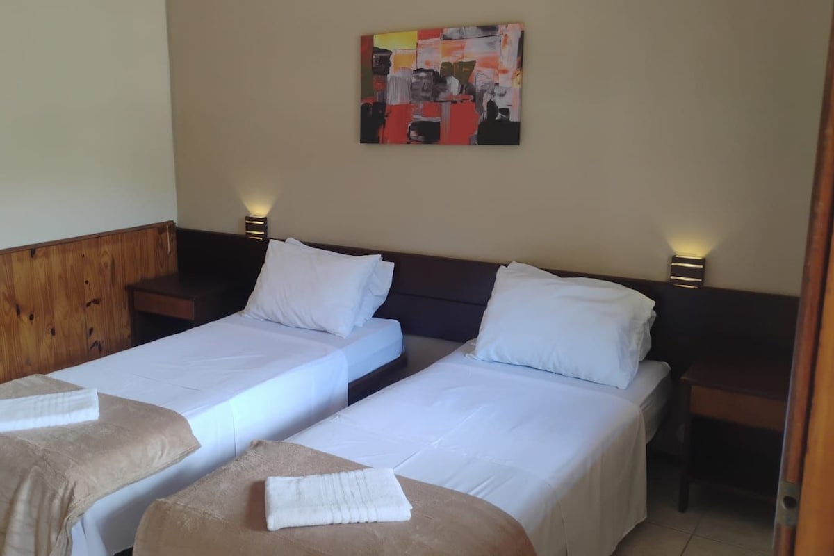 Comfort-Zweibettzimmer | Schreibtisch, laptopgeeigneter Arbeitsplatz, Bügeleisen/Bügelbrett
