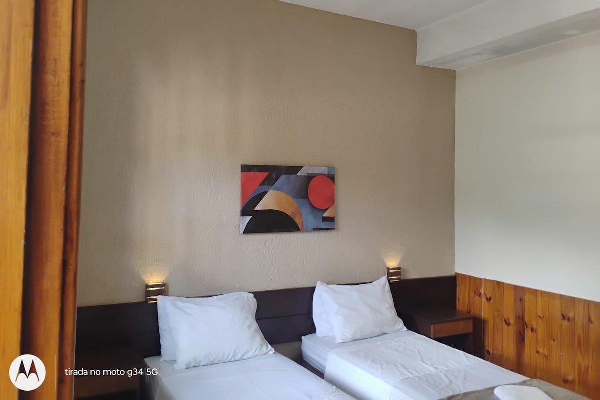 Comfort-Zweibettzimmer | Schreibtisch, laptopgeeigneter Arbeitsplatz, Bügeleisen/Bügelbrett