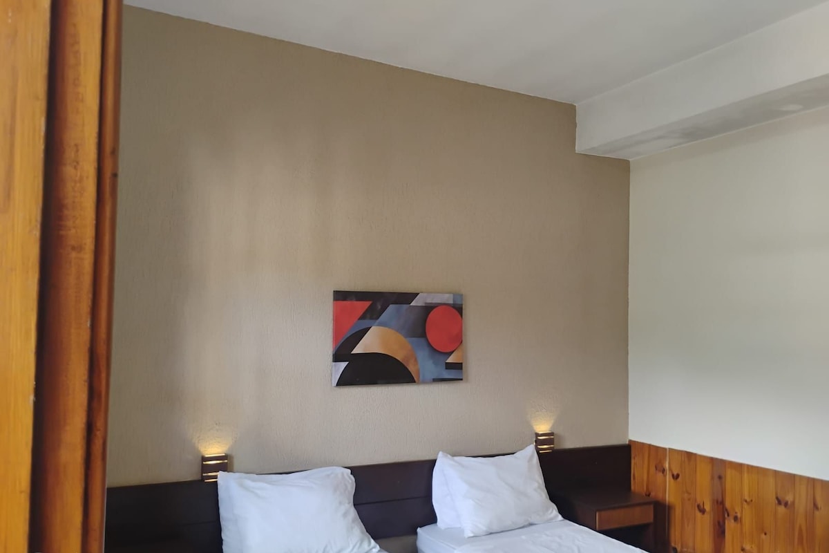 Comfort Twin Room | Meja, ruang kerja komputer riba, seterika/papan seterika, Wi-fi percuma 