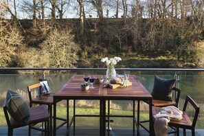 Outdoor dining - Hyggee House - Stunning Home in a spectacular setting (Calne)