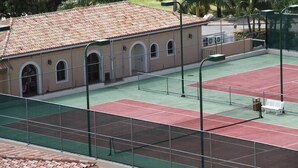Un court de tennis avec un bâtiment en arrière-plan.