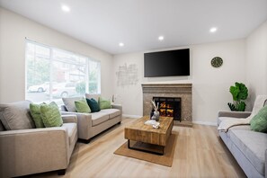 Living area - Cozy Vallejo Home Near SF & Napa (Vallejo)