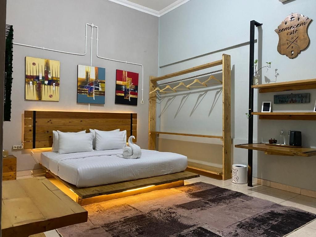 Exclusive Studio | Desk, laptop workspace, WiFi (free)