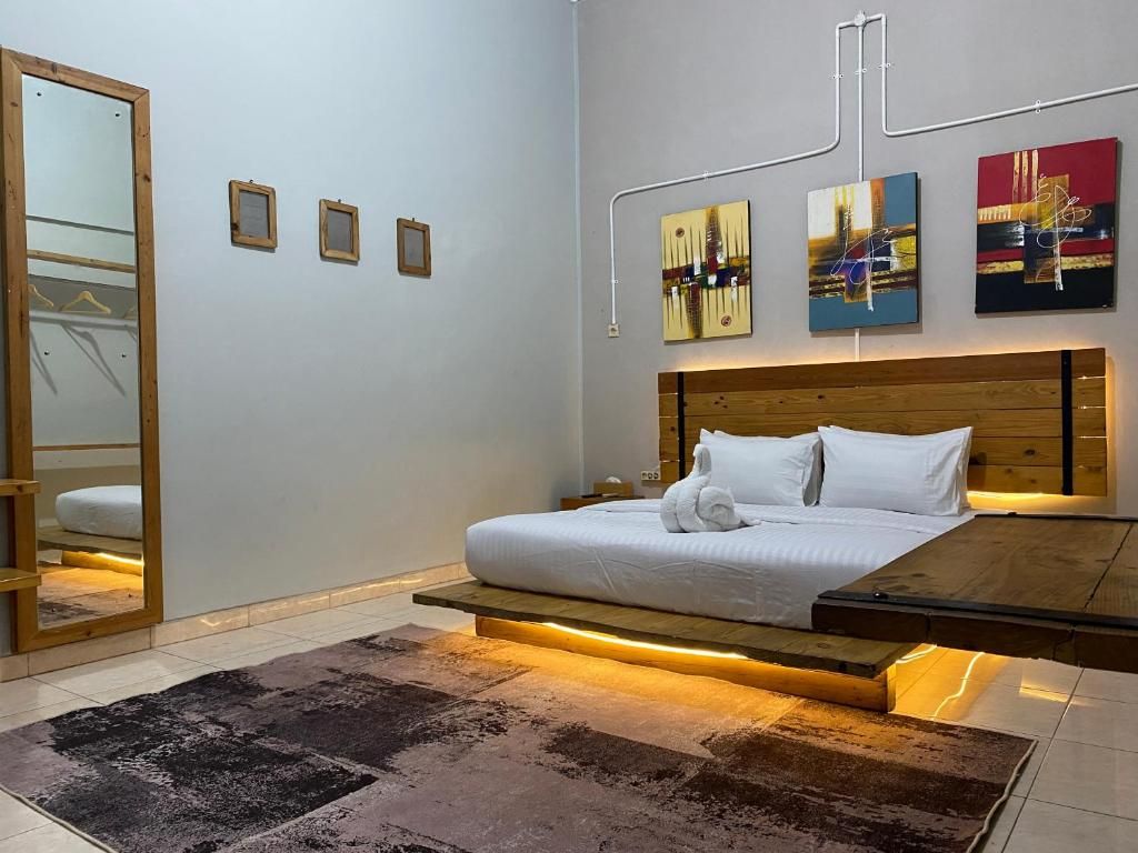 Exclusive Studio | Desk, laptop workspace, WiFi (free)
