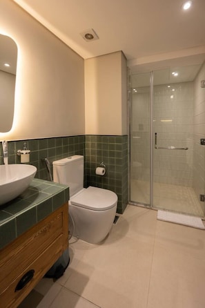 Ein Badezimmer mit Waschbecken, Toilette und Dusche.