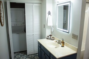 Unclassified image, 4 of 37, button - Downing Suite: King Bed & Historic Charm (Moorefield)