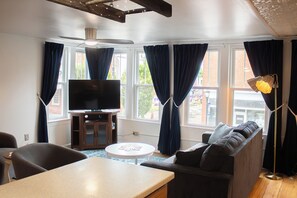 Unclassified image, 5 of 37, button - Downing Suite: King Bed & Historic Charm (Moorefield)