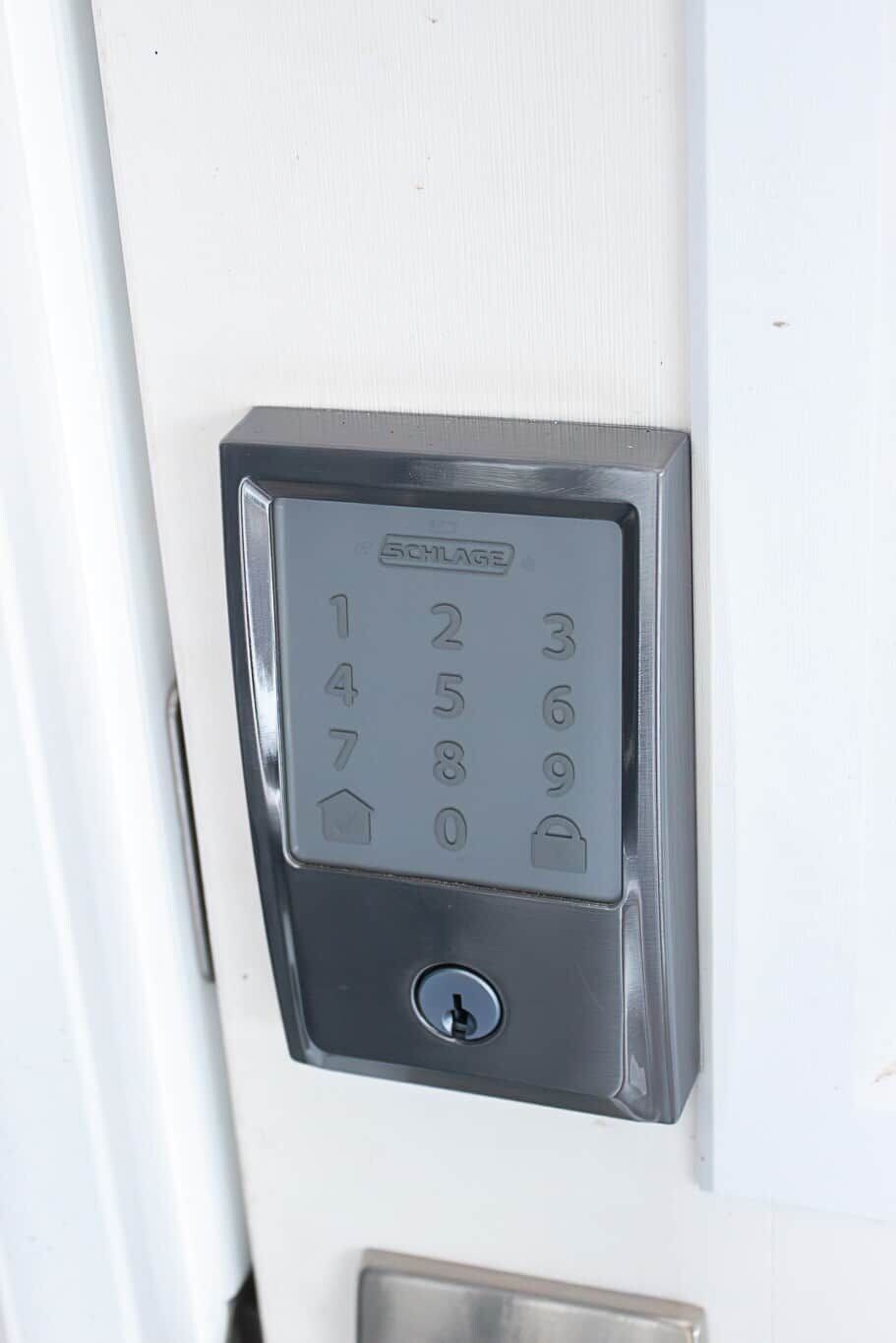 Een SCHLAGE slot met een numeriek toetsenbord en een sleutelgat.