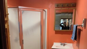 Ein Badezimmer mit Toilette, Duschkabine und Waschbecken.