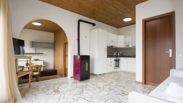 Una cocina moderna con armarios blancos, una estufa negra y un salpicadero de azulejos.