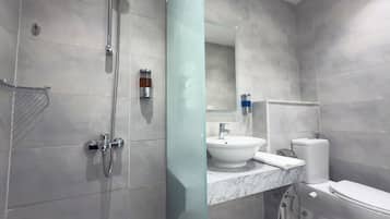 Superior Room | Bathroom | Shower, free toiletries, hair dryer, towels