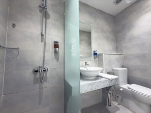 Habitación superior | Baño | Regadera, amenidades de baño gratuitas, secadora de cabello, toallas 