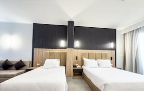 Habitación Deluxe, balcón | Caja de seguridad en la habitación y cortinas blackout 