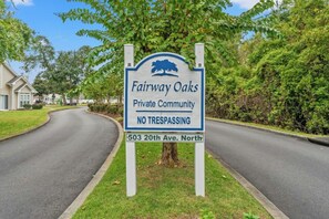 Naamplaatje voor Fairway Oaks Private Community met een bord 'Geen toegang'.