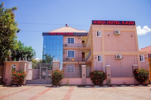 Un edificio de hotel con un letrero que dice 'KIBUI HOTEL ILAZO'.