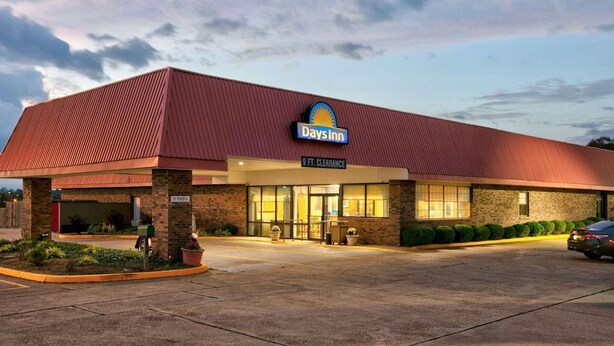 A Days Inn with a red roof, a clear sky, and a parking lot. - Top 10 Clash! Days Inn Batesville. Room with 2 Double Beds. (Batesville)