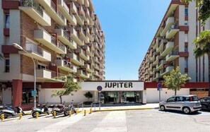 A multi-story building with a sign reading 'JUPITER' at the entrance. - Apartment in Benalmadena near the beach and the pool. At Bonanza Square (Benalmádena)