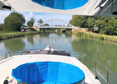 ​A unique, laid-back night in nature aboard a small houseboat docked at the pier