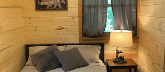 Cozy 2-bedroom cabin with full amenities in tranquil Pettigrew with central HVAC