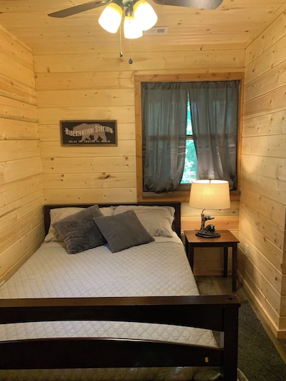 Cozy 2-bedroom cabin with full amenities in tranquil Pettigrew with central HVAC