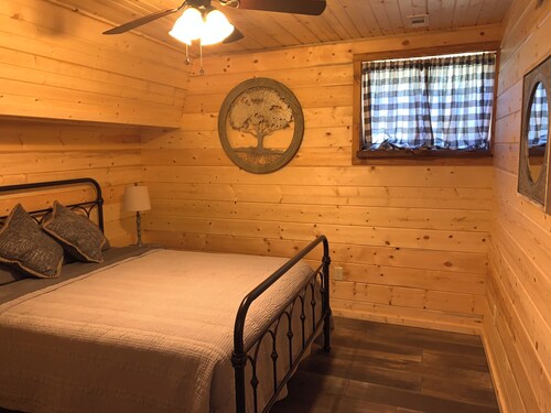 Cozy 2-bedroom cabin with full amenities in tranquil Pettigrew with central HVAC