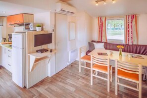 A compact kitchenette with a microwave, a small fridge, and a flat-screen TV. - Spacious Family Haven in Istria (Brtonigla)
