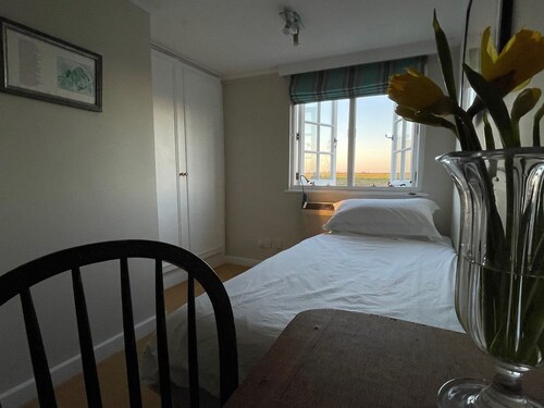 Beautiful coastal cottage in stunning National Trust Parkland with nearby beach!